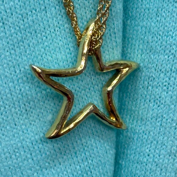 VTG Givenchy Luxury Brand.  Rare. Open Star Pendant on Double Gold-Tone Chain - Picture 13 of 13
